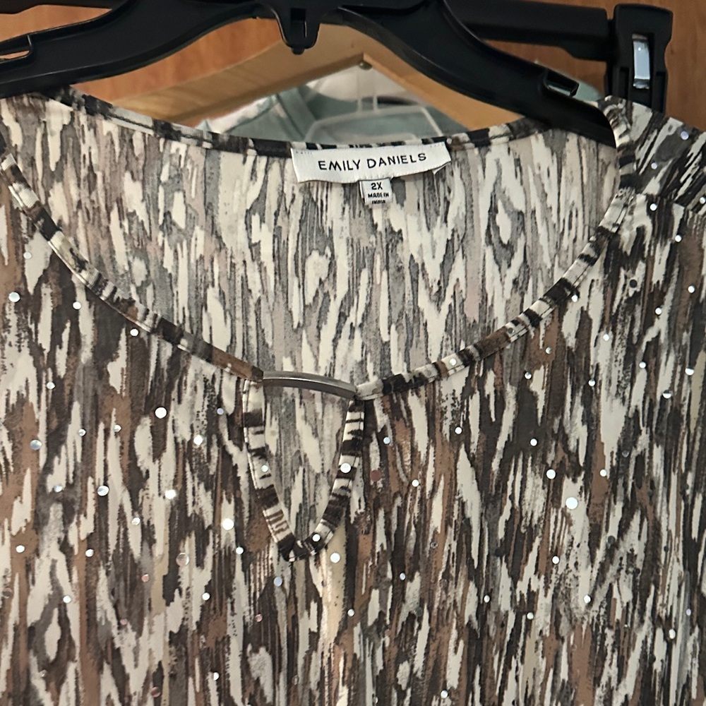 Emily Daniel’s Women's Black and White Tan Sparkle polyester Spandex pattern top - Picture 2 of 6